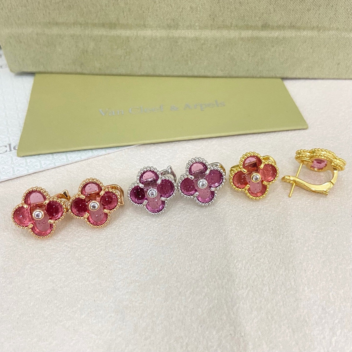 [⭐Haelin Jewelry]2026 NEW  CLOVER 1 MOTIFPINK ENAMEL STUD EARRINGS WITH DIAMONDS2