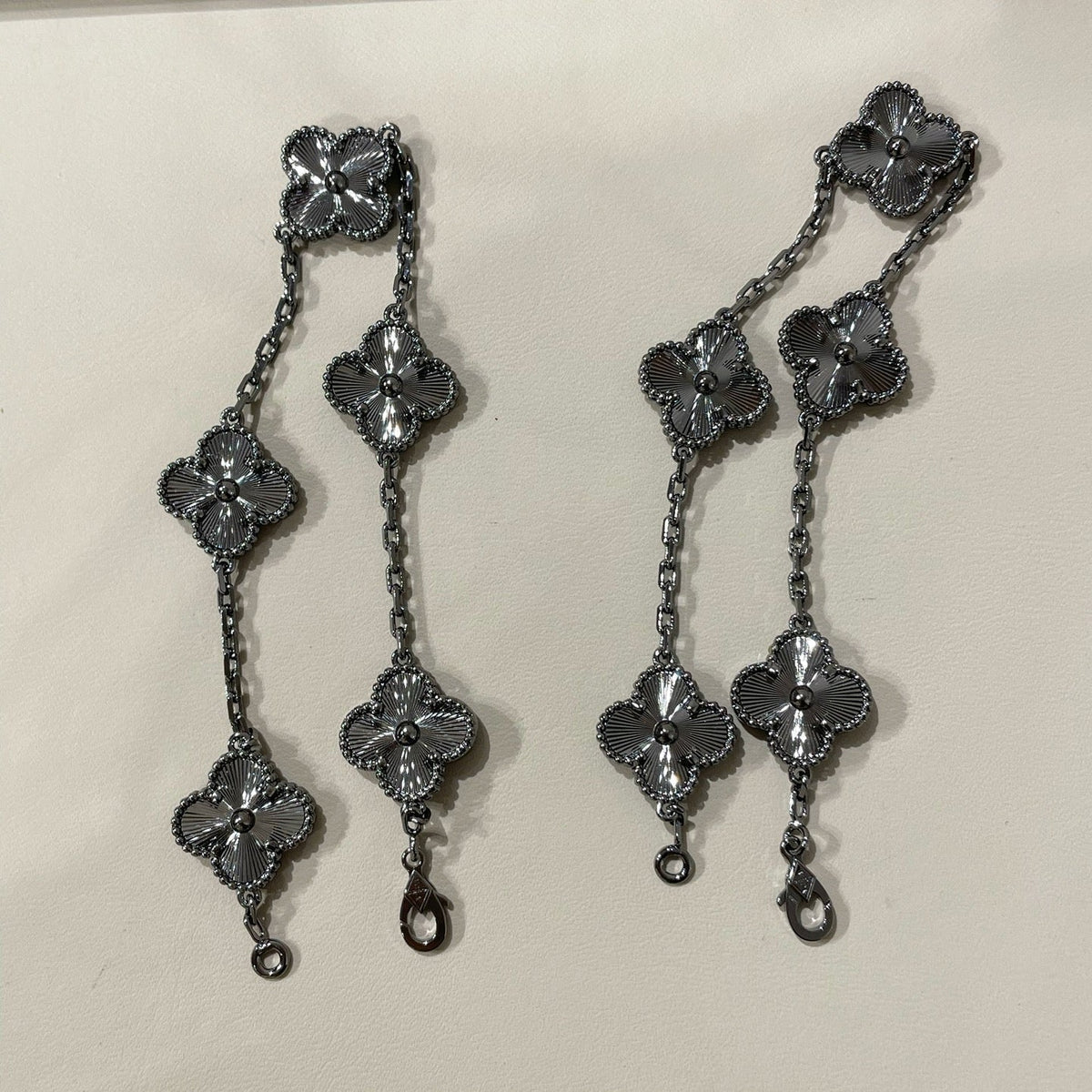 [⭐Haelin Jewelry]CLOVER 5 MOTIF BLACK BRACELET