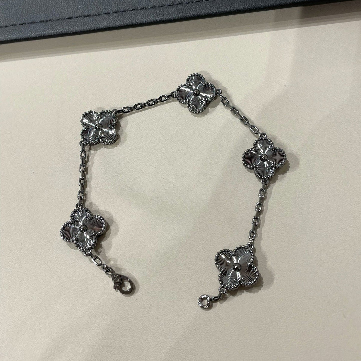 [⭐Haelin Jewelry]CLOVER 5 MOTIF BLACK BRACELET