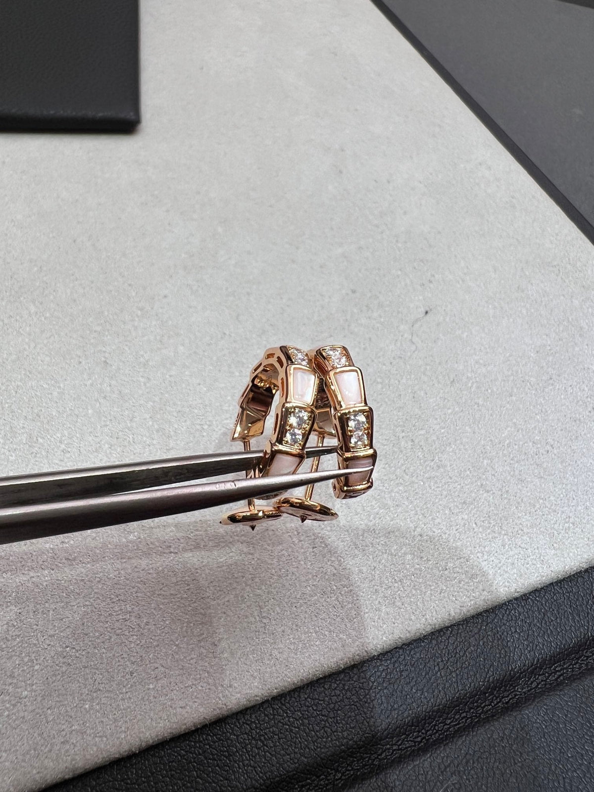 [⭐Haelin Jewelry]SERPENTI MOP PINK GOLD EARRINGS