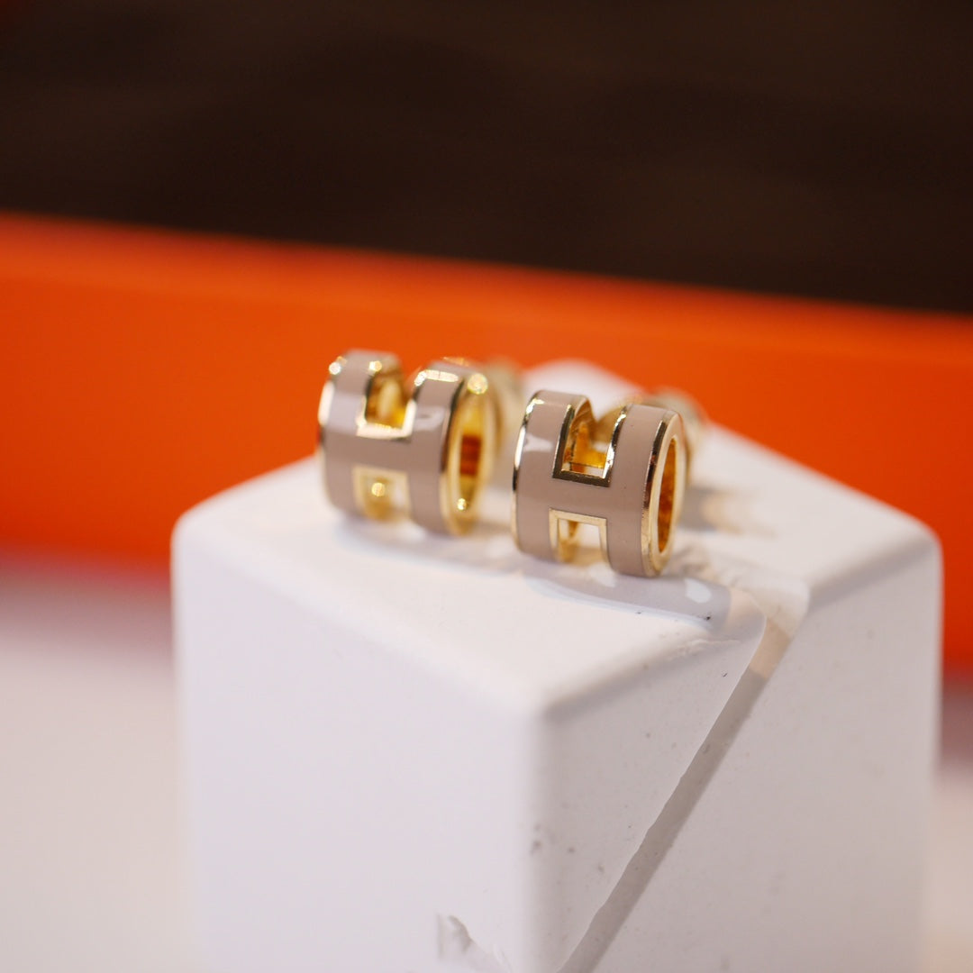 [⭐Haelin Jewelry]MINI POP H GOLD EARRINGS GREY