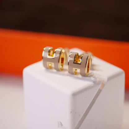 [⭐Haelin Jewelry]MINI POP H GOLD EARRINGS GREY