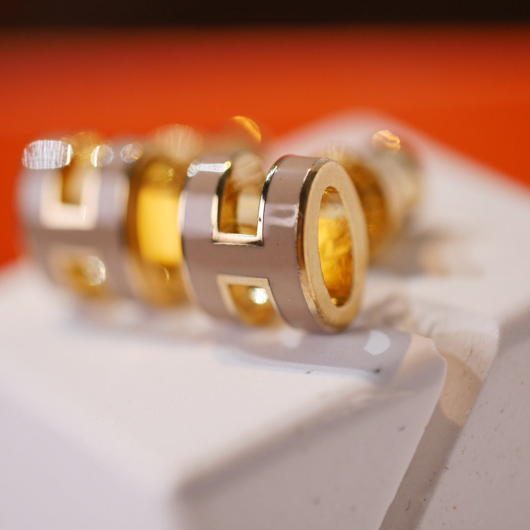 [⭐Haelin Jewelry]MINI POP H GOLD EARRINGS GREY