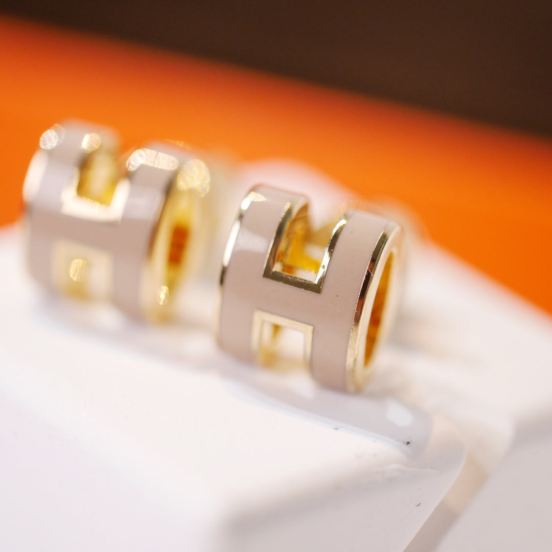 [⭐Haelin Jewelry]MINI POP H GOLD EARRINGS GREY