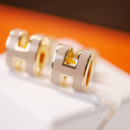 [⭐Haelin Jewelry]MINI POP H GOLD EARRINGS GREY