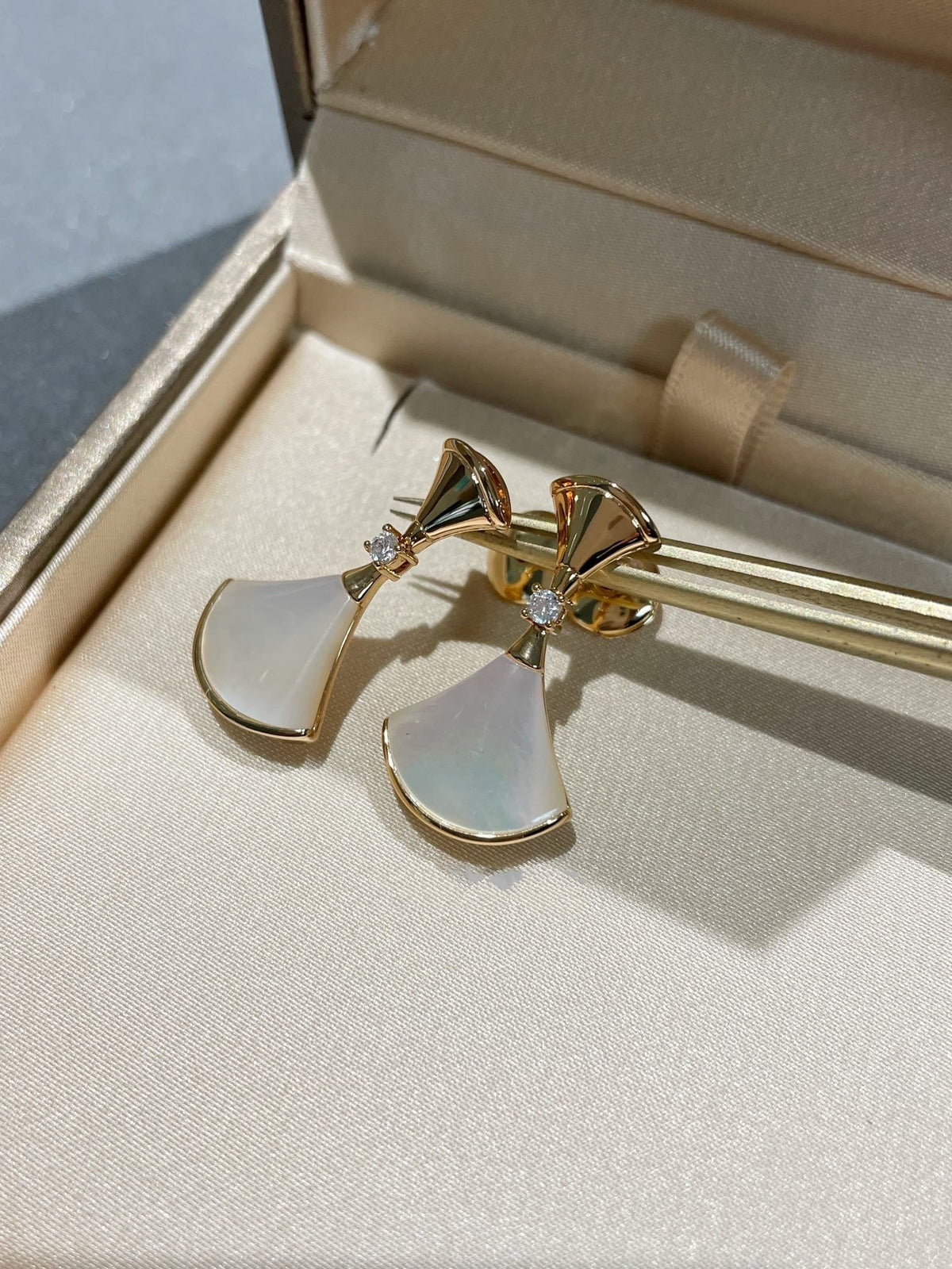 [⭐Haelin Jewelry]DREAM MOP 1 DIAMOND EARRINGS