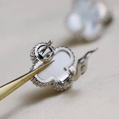 [⭐Haelin Jewelry]CLOVER MEDIUM 1 MOTIFS  WHITE MOP EARRINGS SILVER