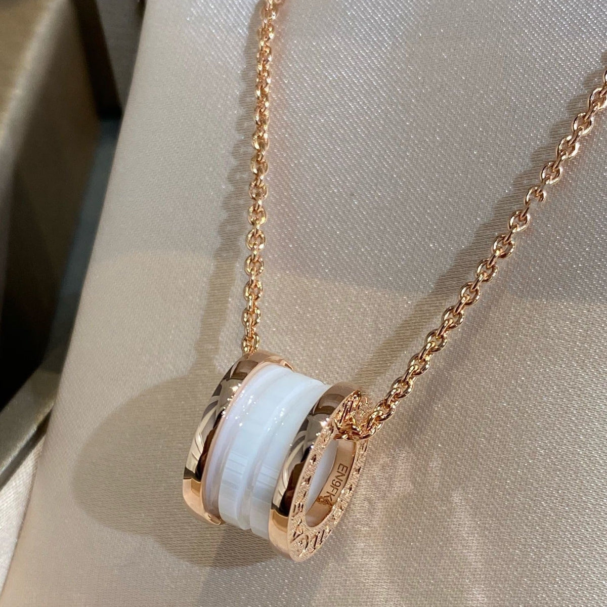 [⭐Haelin Jewelry]ZERO 1 WHITE CERAMIC PINK GOLD NECKLACE