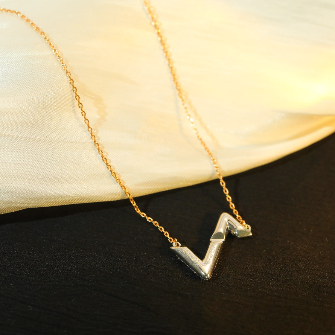 [⭐Haelin Jewelry]VOLT SILVER DIAMOND PEDANT NECKLACE