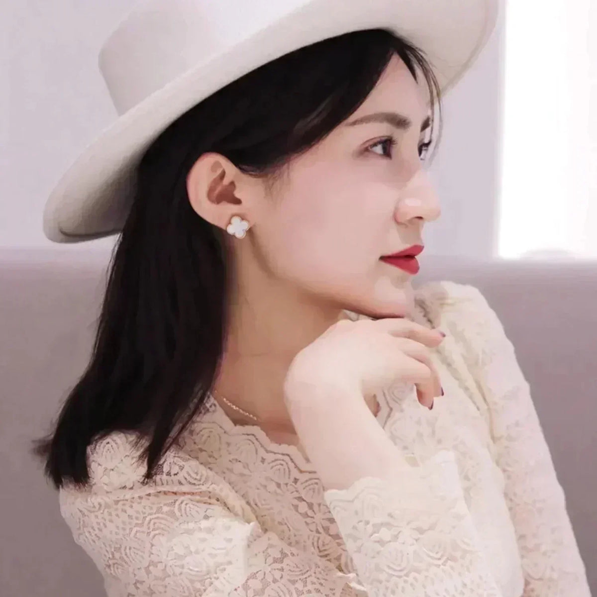[⭐Haelin Jewelry]CLOVER MEDIUM 1 MOTIFS  WHITE MOP STUD EARRINGS