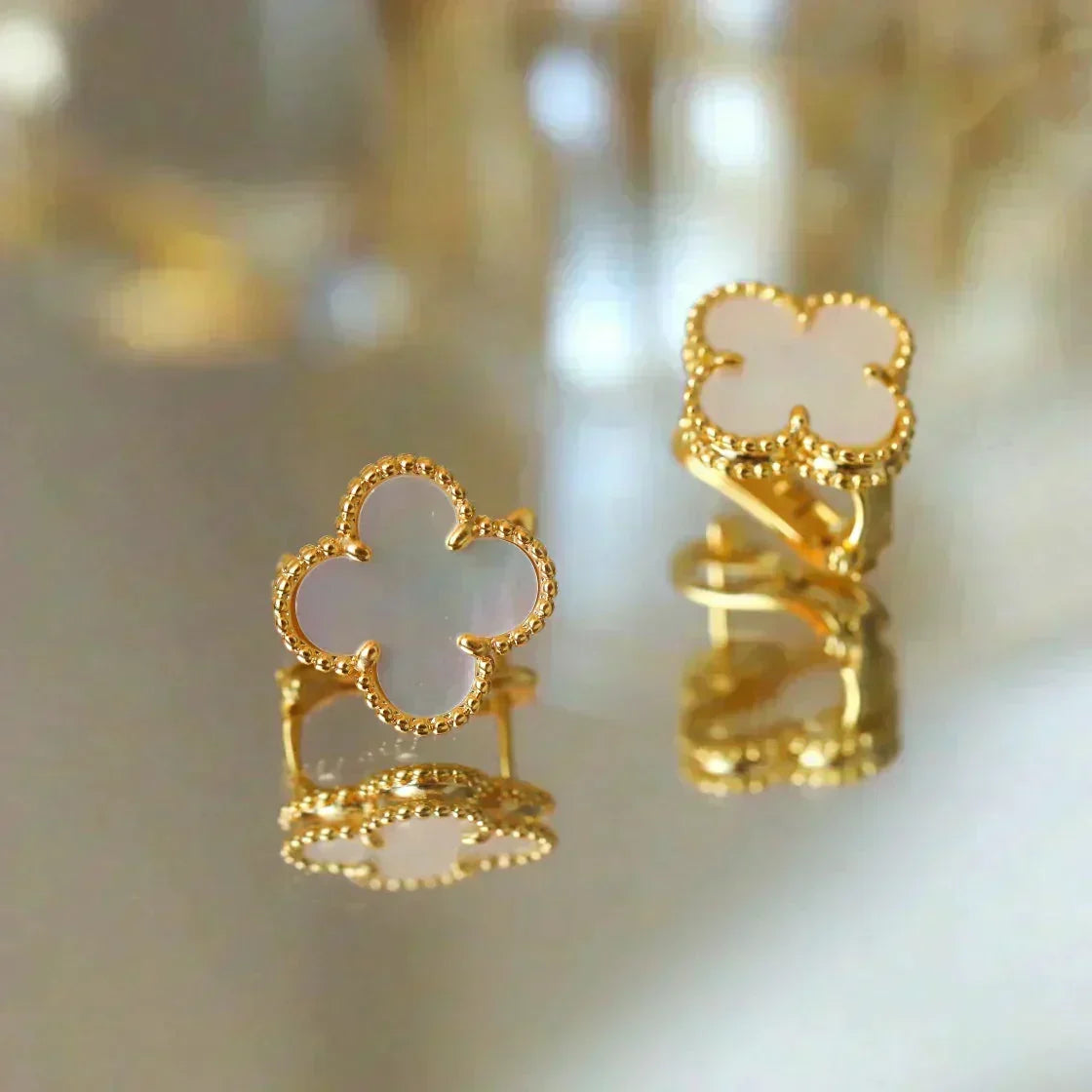 [⭐Haelin Jewelry]CLOVER MEDIUM 1 MOTIFS  WHITE MOP STUD EARRINGS