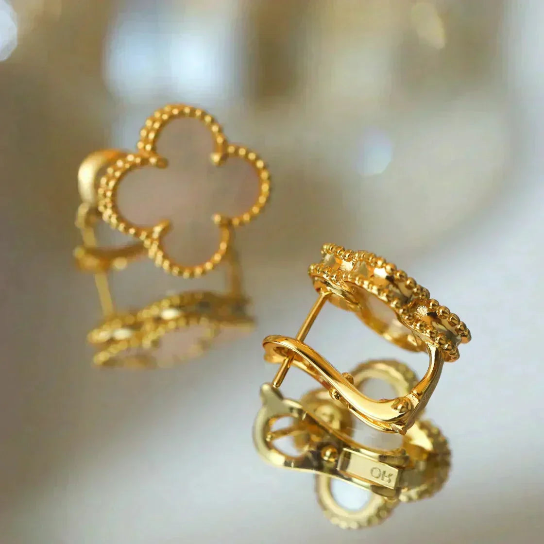 [⭐Haelin Jewelry]CLOVER MEDIUM 1 MOTIFS  WHITE MOP STUD EARRINGS