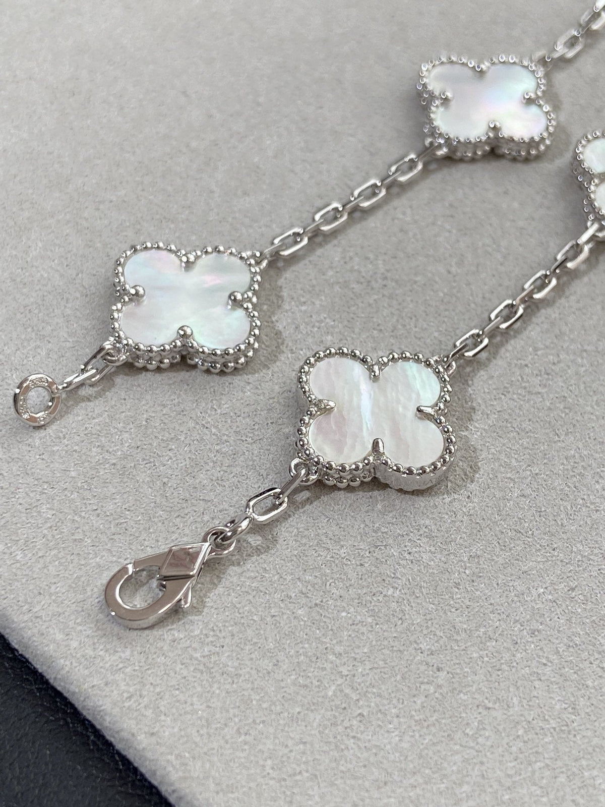 [⭐Haelin Jewelry]CLOVER WHITE PEARL MOP 5 MOTIF BRACELET COLLECTION