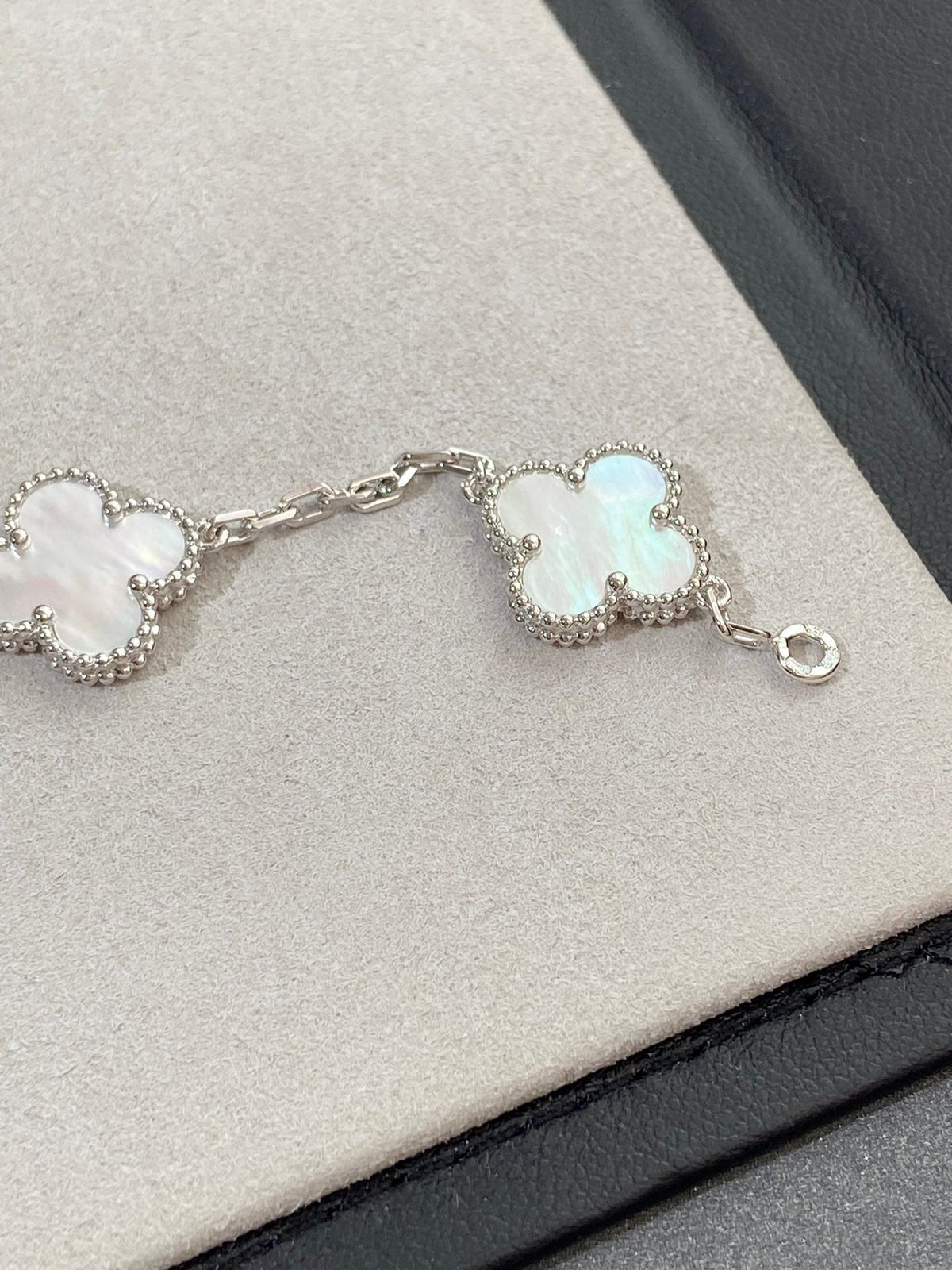 [⭐Haelin Jewelry]CLOVER WHITE PEARL MOP 5 MOTIF BRACELET COLLECTION