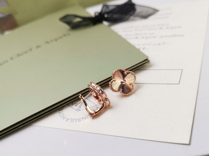 [⭐Haelin Jewelry]CLOVER MEDIUM STUD EARRINGS