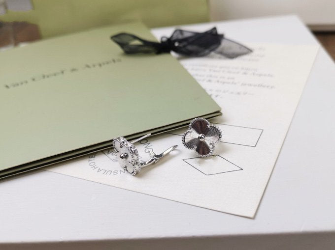 [⭐Haelin Jewelry]CLOVER MEDIUM STUD EARRINGS