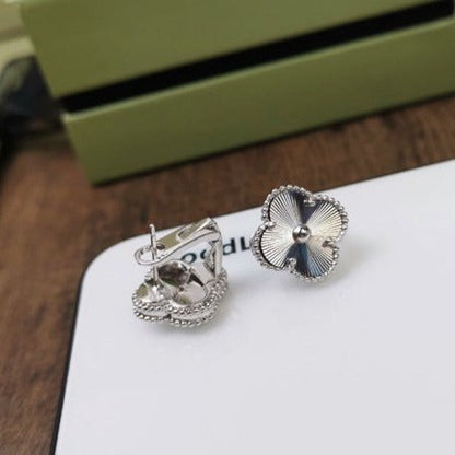[⭐Haelin Jewelry]CLOVER MEDIUM STUD EARRINGS