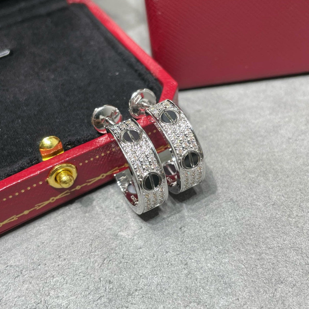 [⭐Haelin Jewelry]LOVE CERAMIC DIAMOND PAVED SILVER EARRINGS