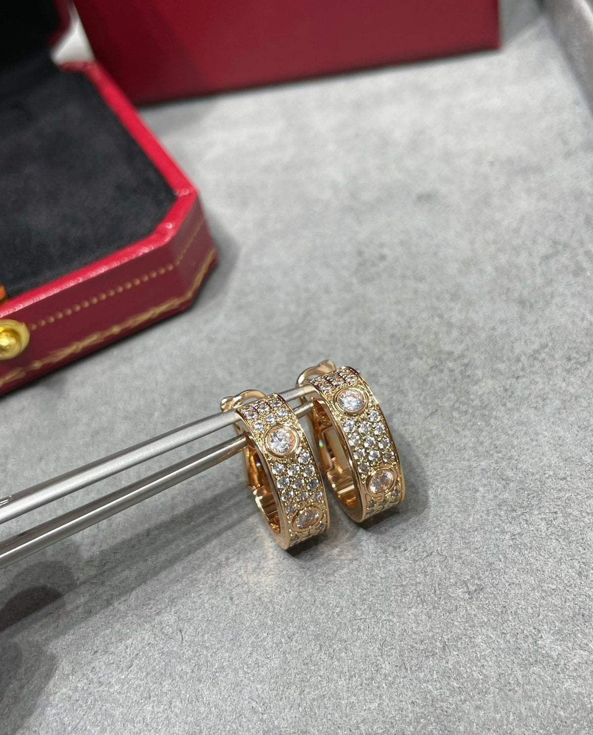 [⭐Haelin Jewelry]LOVE 5.5MM DIAMOND PAVED EARRINGS