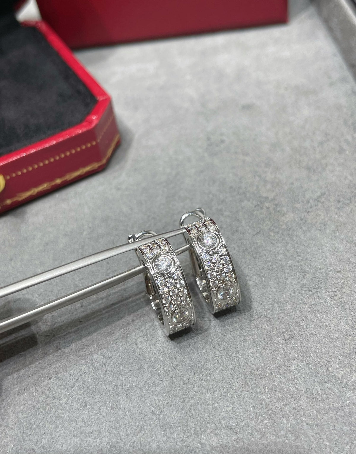[⭐Haelin Jewelry]LOVE 5.5MM DIAMOND PAVED EARRINGS