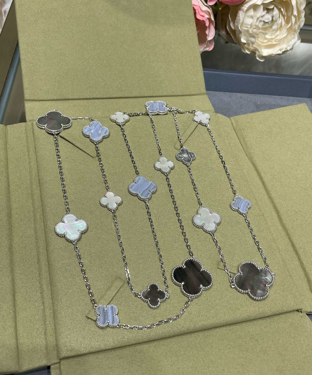 [⭐Haelin Jewelry]CLOVER 16 MOTIF CHALCEDONY MOP SILVER NECKLACE