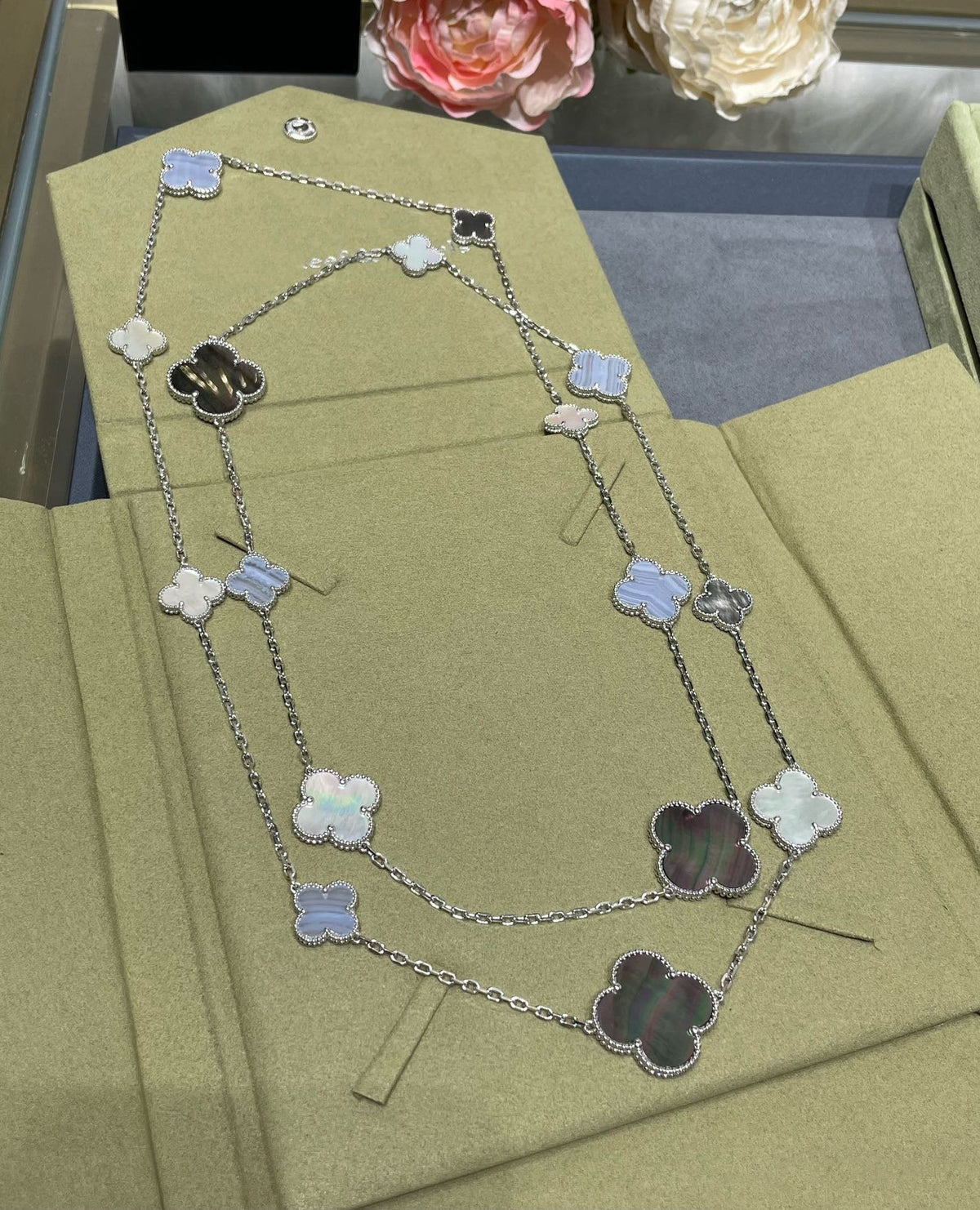 [⭐Haelin Jewelry]CLOVER 16 MOTIF CHALCEDONY MOP SILVER NECKLACE