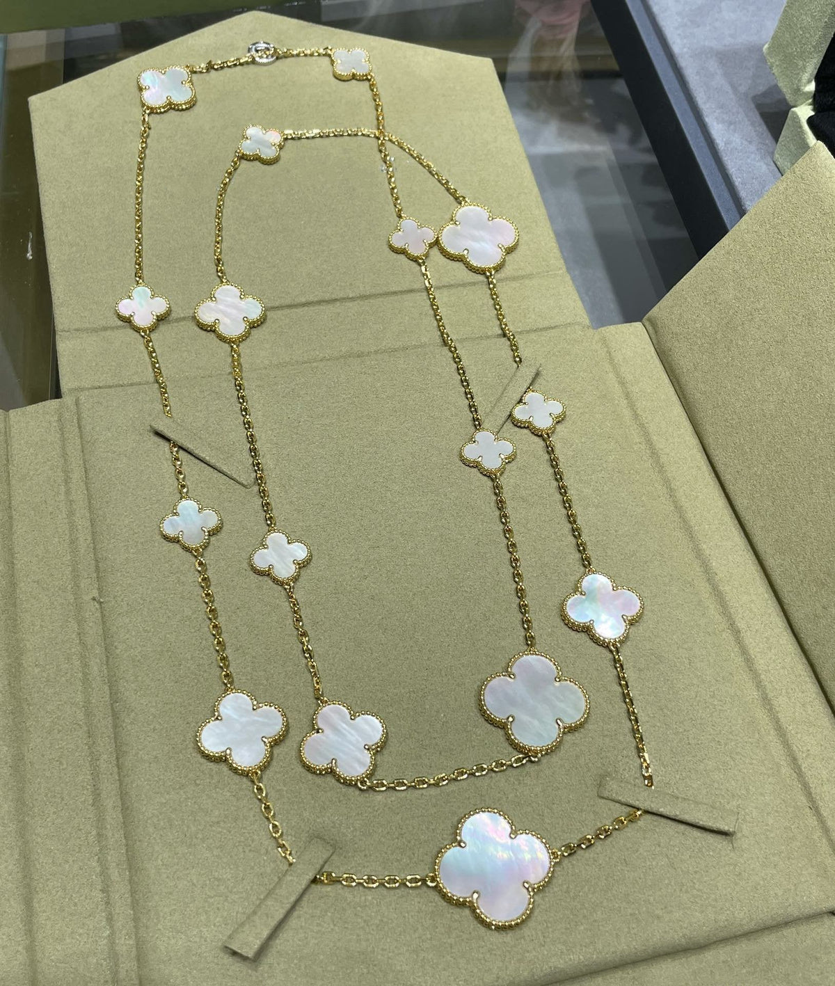 [⭐Haelin Jewelry]CLOVER 16 MOTIF WHITE MOP GOLD NECKLACE