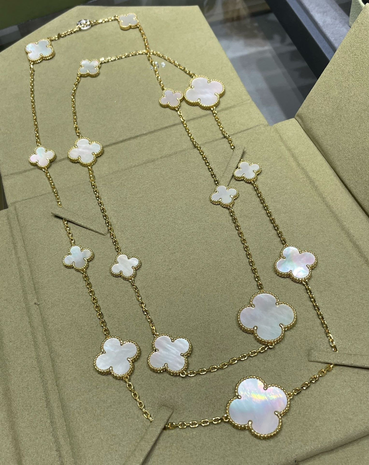 [⭐Haelin Jewelry]CLOVER 16 MOTIF WHITE MOP GOLD NECKLACE