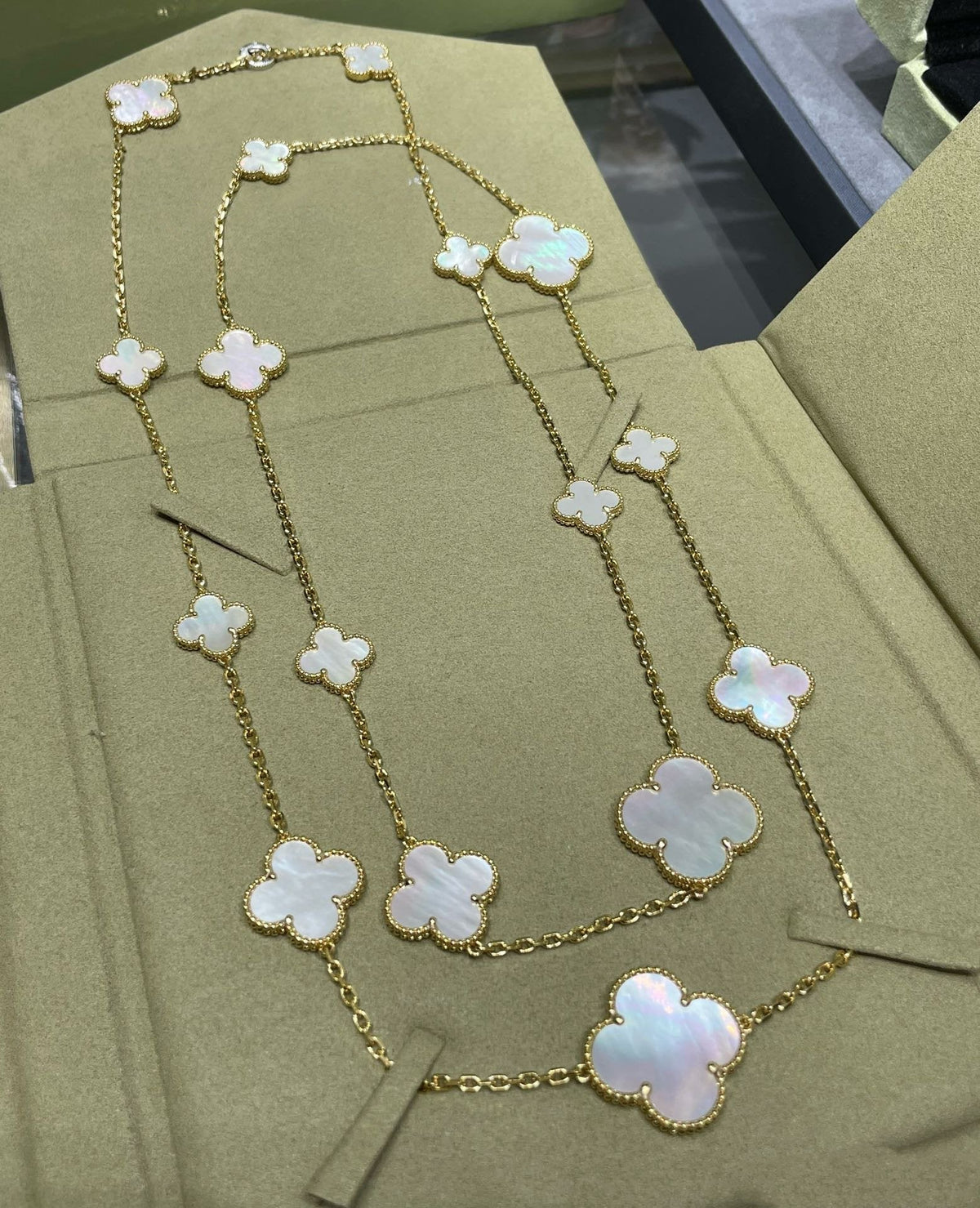 [⭐Haelin Jewelry]CLOVER 16 MOTIF WHITE MOP GOLD NECKLACE