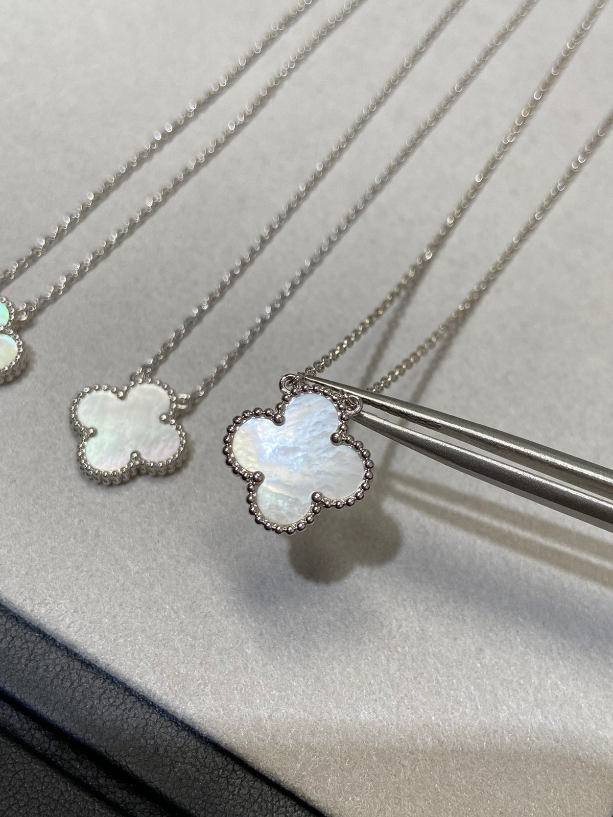 [⭐Haelin Jewelry]CLOVER MEDIUM SILVER WHITE MOP NECKLACE