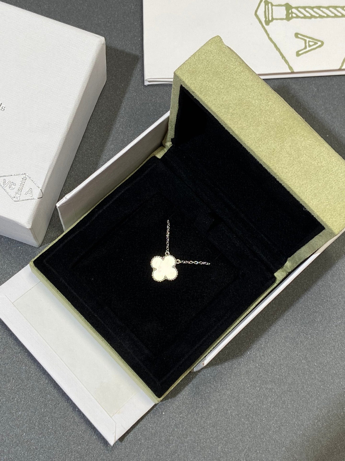 [⭐Haelin Jewelry]CLOVER MEDIUM SILVER WHITE MOP NECKLACE