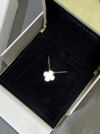 [⭐Haelin Jewelry]CLOVER MEDIUM SILVER WHITE MOP NECKLACE