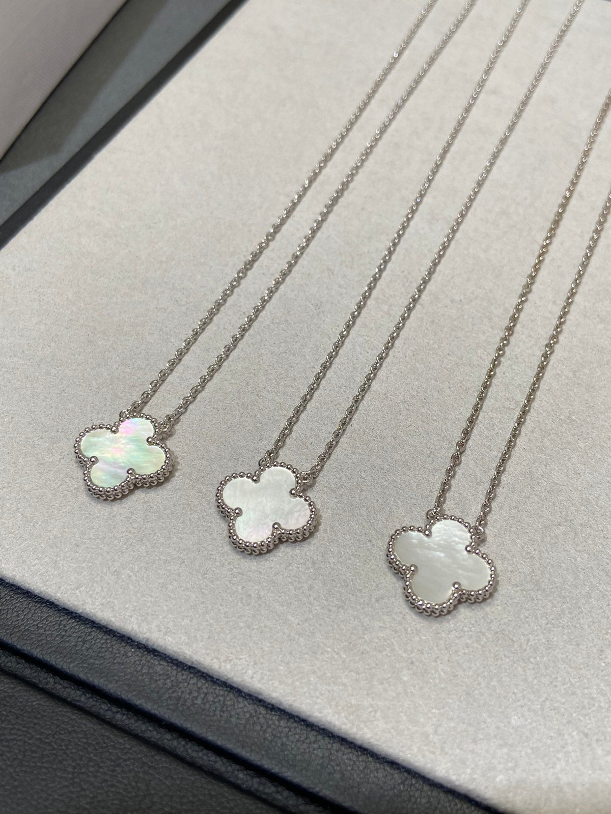 [⭐Haelin Jewelry]CLOVER MEDIUM SILVER WHITE MOP NECKLACE