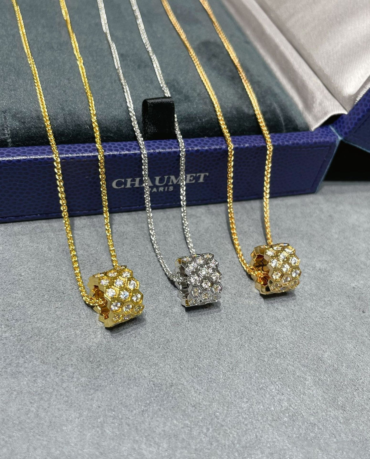 [⭐Haelin Jewelry]BEE LOVE DIAMOND PAVED 3 ROW NECKLACE