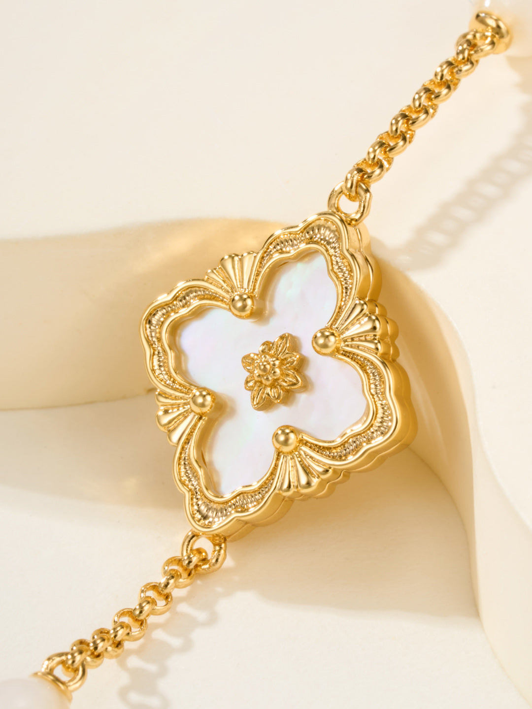 [⭐Haelin Jewelry]B.C.L ENAMELED Three-Flower Bracelet（Trumpet)
