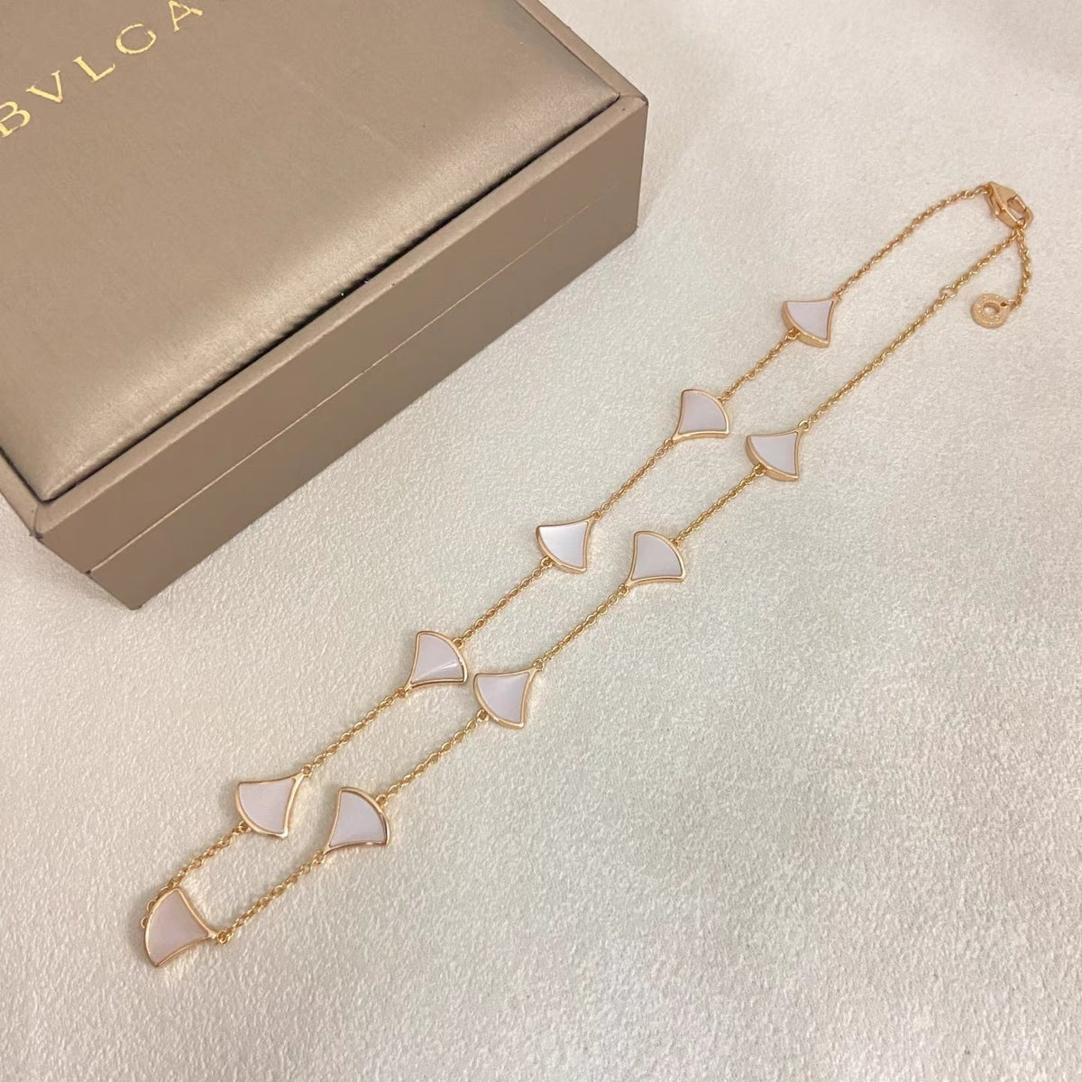 [⭐Haelin Jewelry]NEW ARRIVAL: TEN-FLOWER DRESS AND GOLD NECKLACE