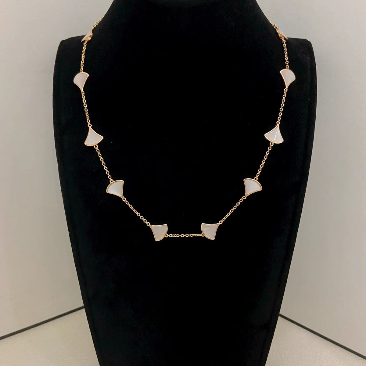 [⭐Haelin Jewelry]NEW ARRIVAL: TEN-FLOWER DRESS AND GOLD NECKLACE