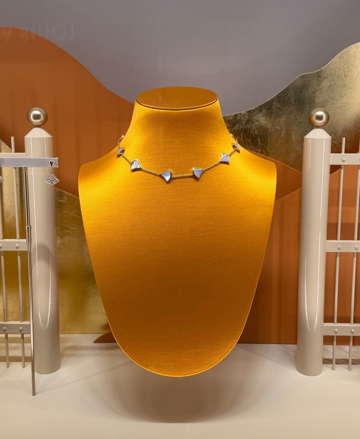 [⭐Haelin Jewelry]NEW ARRIVAL: TEN-FLOWER DRESS AND GOLD NECKLACE