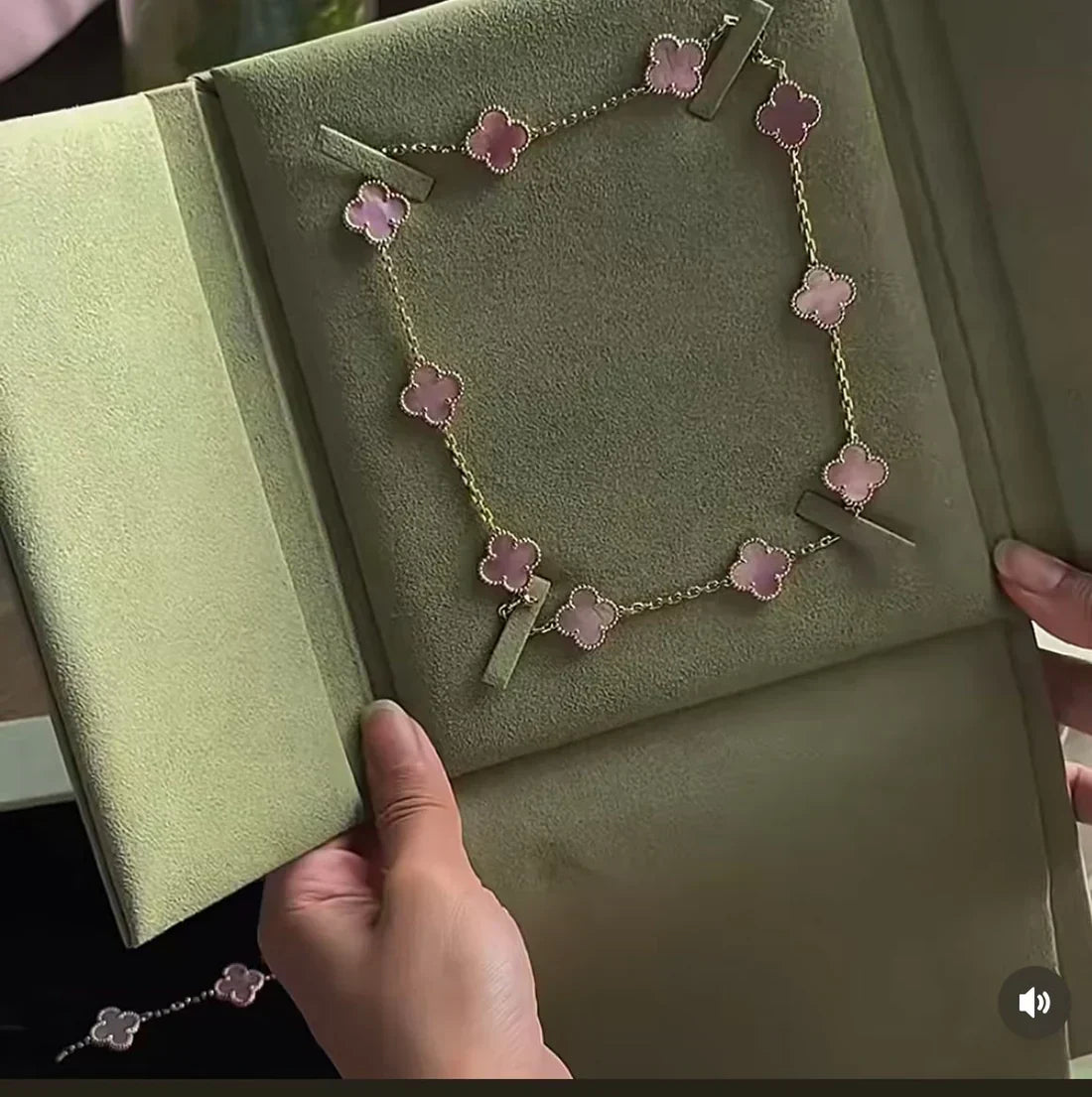 [⭐Haelin Jewelry Jewellery] Pink Necklace with Ten Clover Designs