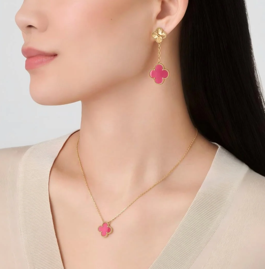 [⭐Haelin Jewelry] NEW CLOVER 15MM PINK ENAMEL NECKLACE