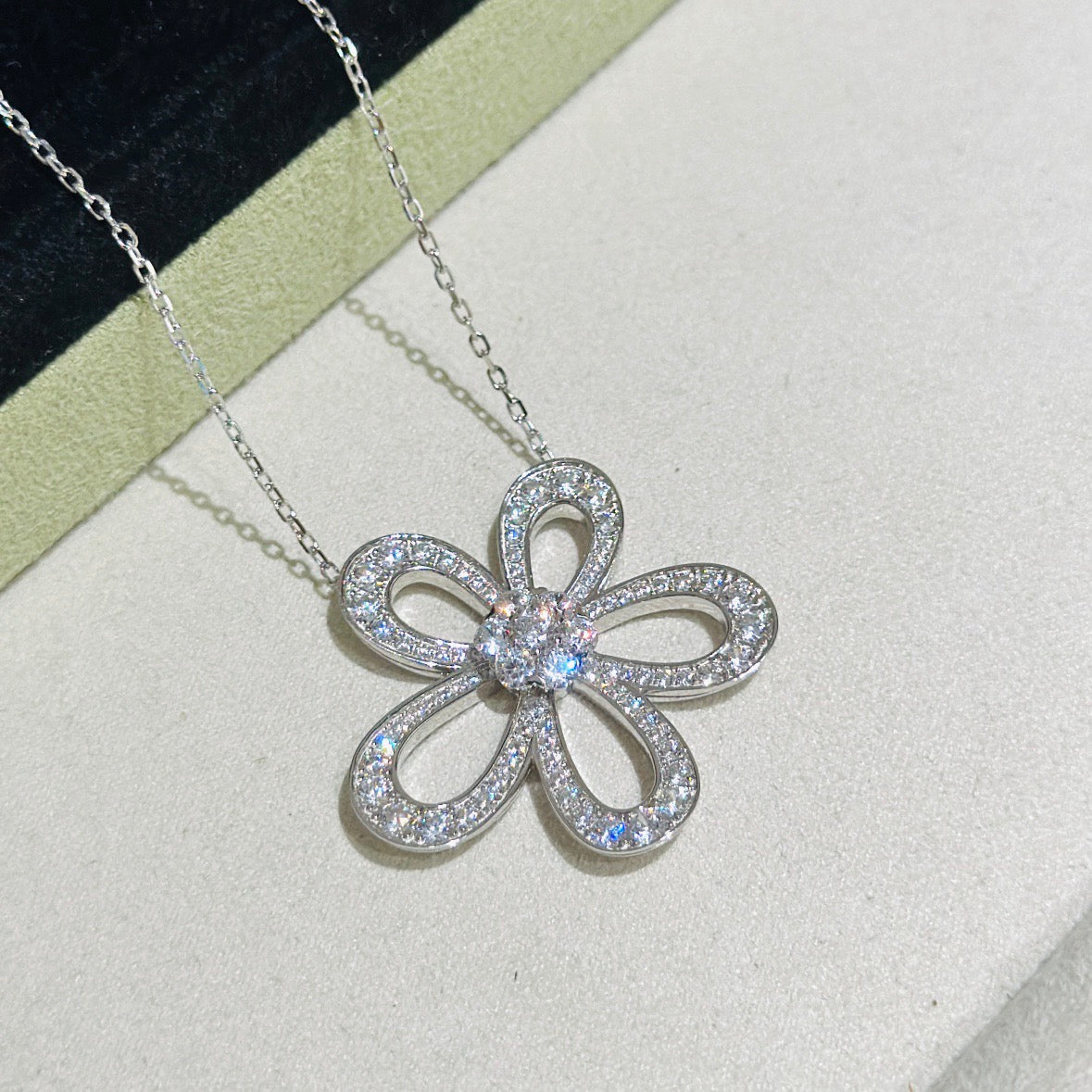 [⭐Haelin Jewelry]FLOWERLACE NECKLACE FULL DIAMONDS