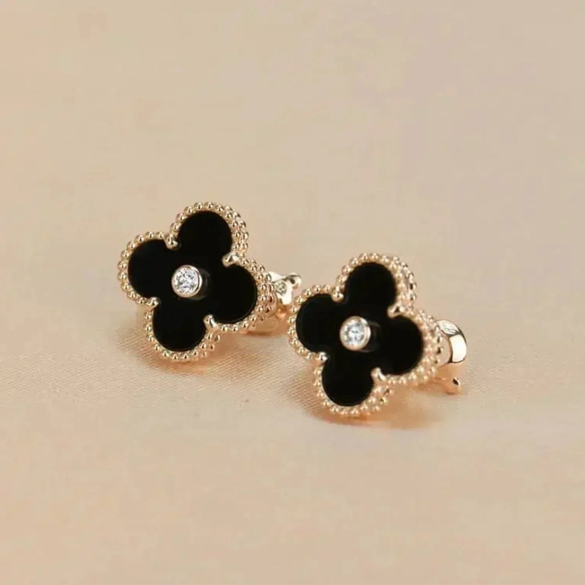 [⭐Haelin Jewelry]CLOVER MEDIUM 1 MOTIFS ONYX DIAMOND EARRINGS