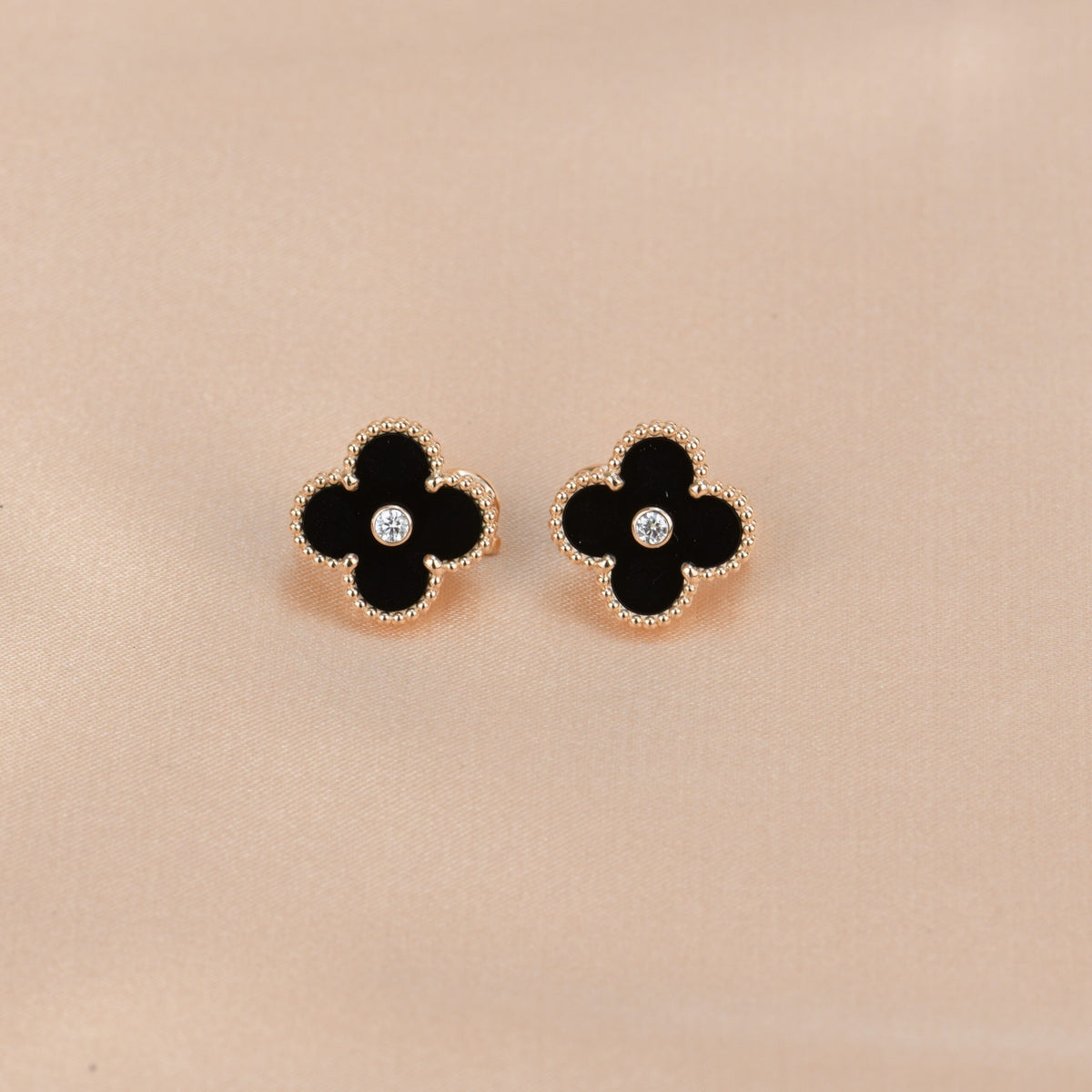 [⭐Haelin Jewelry]CLOVER MEDIUM 1 MOTIFS ONYX DIAMOND EARRINGS