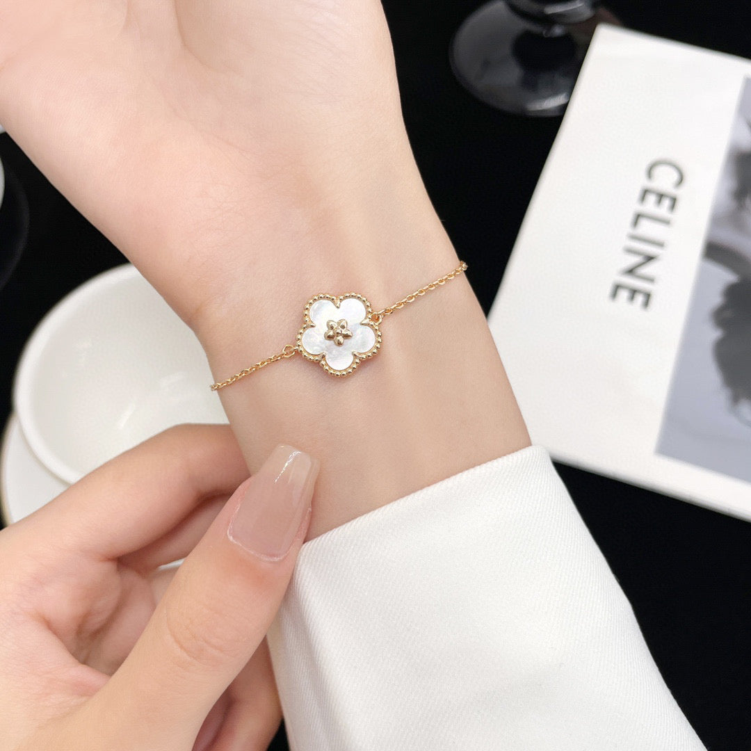 [⭐Haelin Jewelry]LUCKY WHITE MOP PLUM BLOSSOM  BRACELET