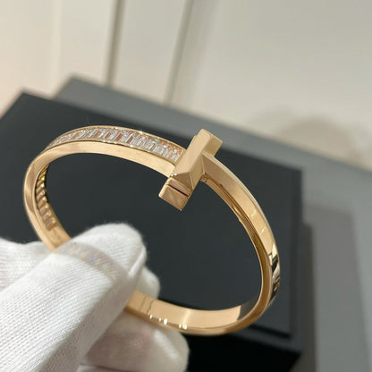 [Haelin Jewelry]WIDE HINGED BANGLE PINK GOLD WITH BAGUETTE DIAMONDS