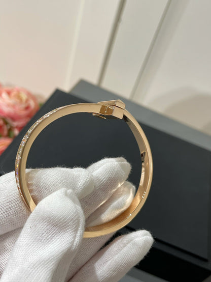 [Haelin Jewelry]WIDE HINGED BANGLE PINK GOLD WITH BAGUETTE DIAMONDS