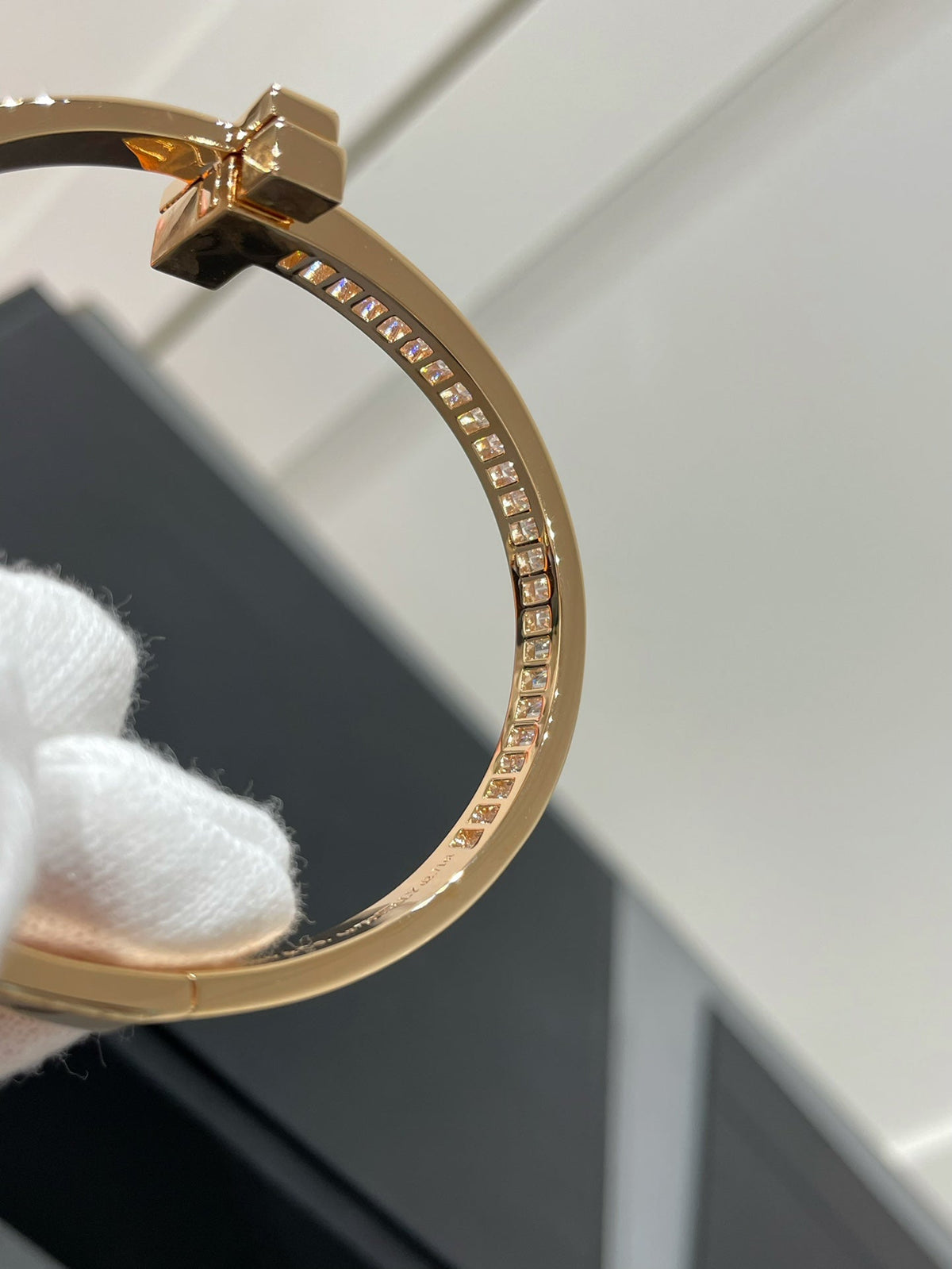 [Haelin Jewelry]WIDE HINGED BANGLE PINK GOLD WITH BAGUETTE DIAMONDS