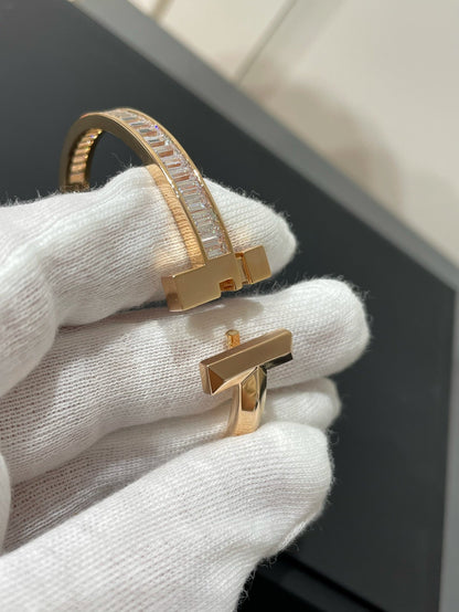 [Haelin Jewelry]WIDE HINGED BANGLE PINK GOLD WITH BAGUETTE DIAMONDS