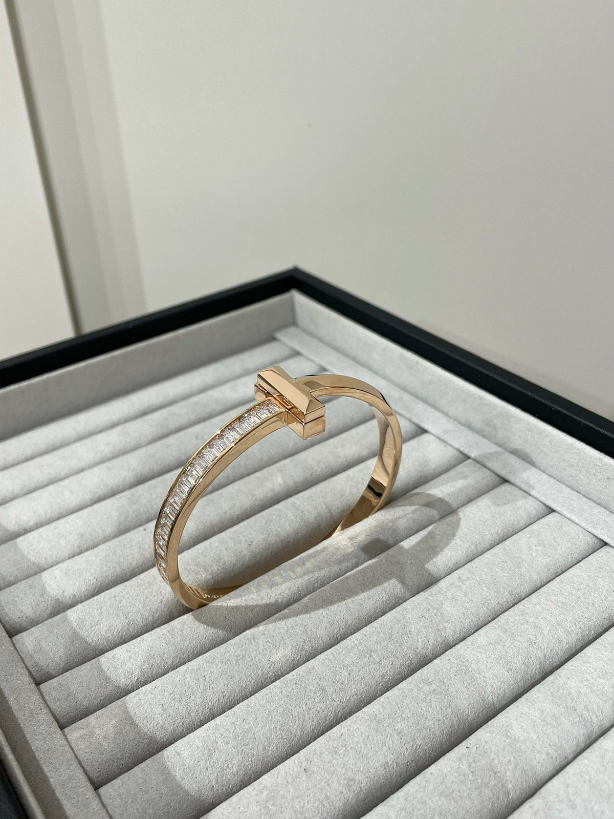 [Haelin Jewelry]WIDE HINGED BANGLE PINK GOLD WITH BAGUETTE DIAMONDS