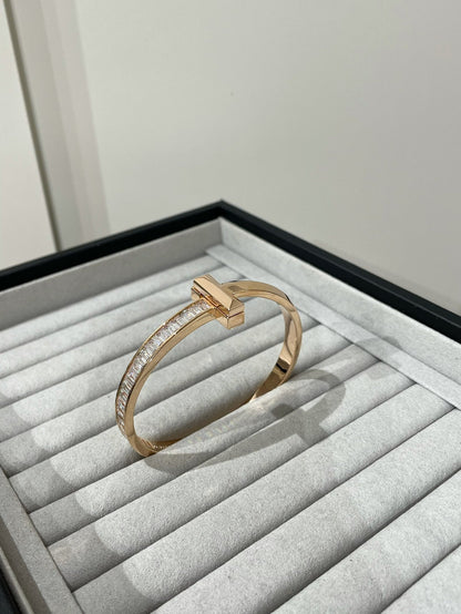 [Haelin Jewelry]WIDE HINGED BANGLE PINK GOLD WITH BAGUETTE DIAMONDS